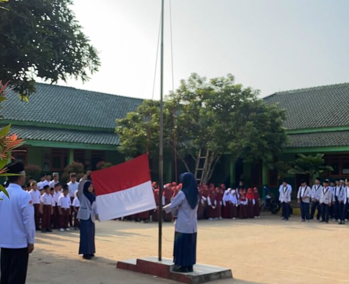 Sukses Melaksanakan Upacara Bendera MI, MTs Nurul Huda Adirejo