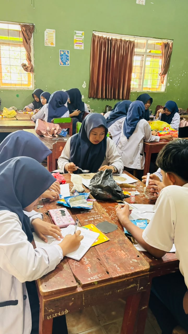 Peserta didik MTs Ma'arif 2 Nurul Huda Adirejo praktik menggambar mixed media