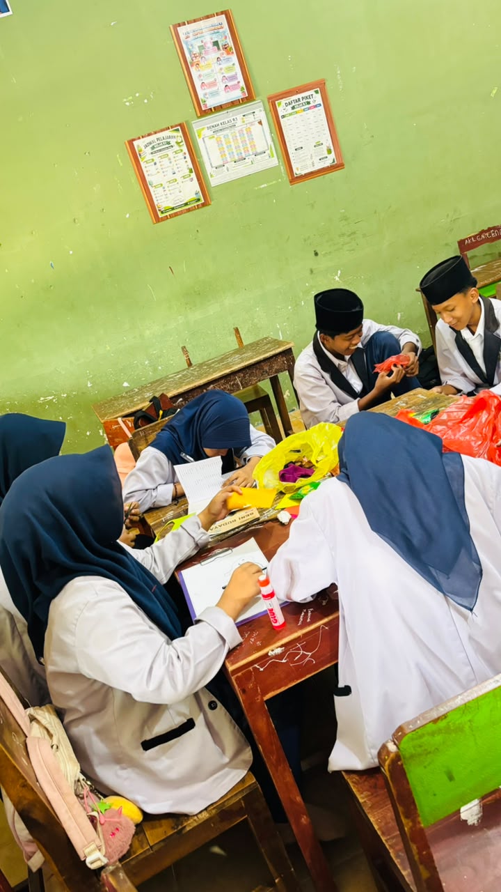 Peserta didik MTs Ma'arif 2 Nurul Huda Adirejo praktik menggambar mixed media