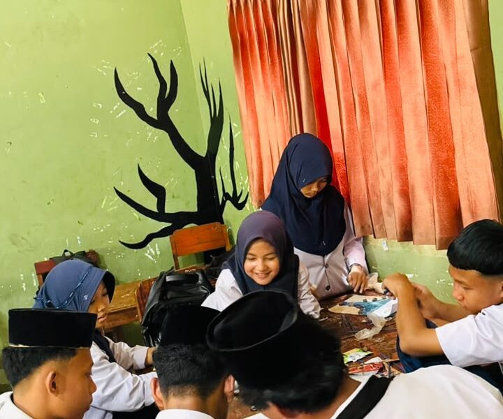 Peserta didik MTs Ma'arif 2 Nurul Huda Adirejo praktik menggambar mixed media