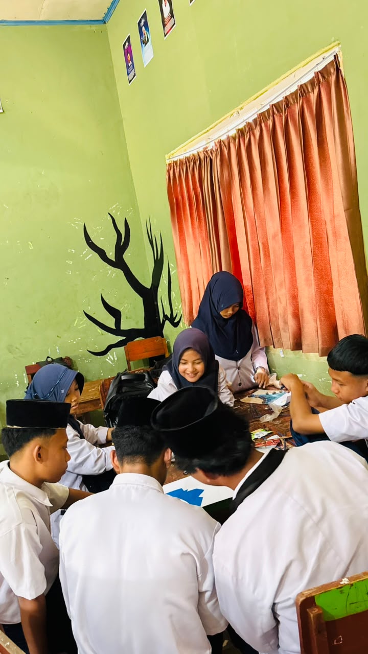 Peserta didik MTs Ma'arif 2 Nurul Huda Adirejo praktik menggambar mixed media