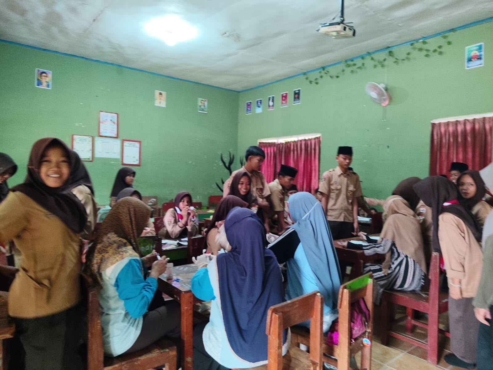 gambar Menunjukkan suasana kondusif dan antusiasme siswa di lingkungan madrasah.