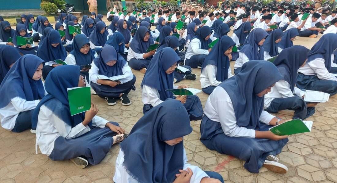 Kegiatan doa sebelum masuk kelas di MTs Ma'arif 2 Nurul Huda Adirejo