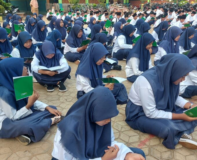 Mengawali Hari dengan Berkah: Kebiasaan Doa Bersama Siswa MTs Ma'arif 2 Nurul Huda Sebelum Belajar