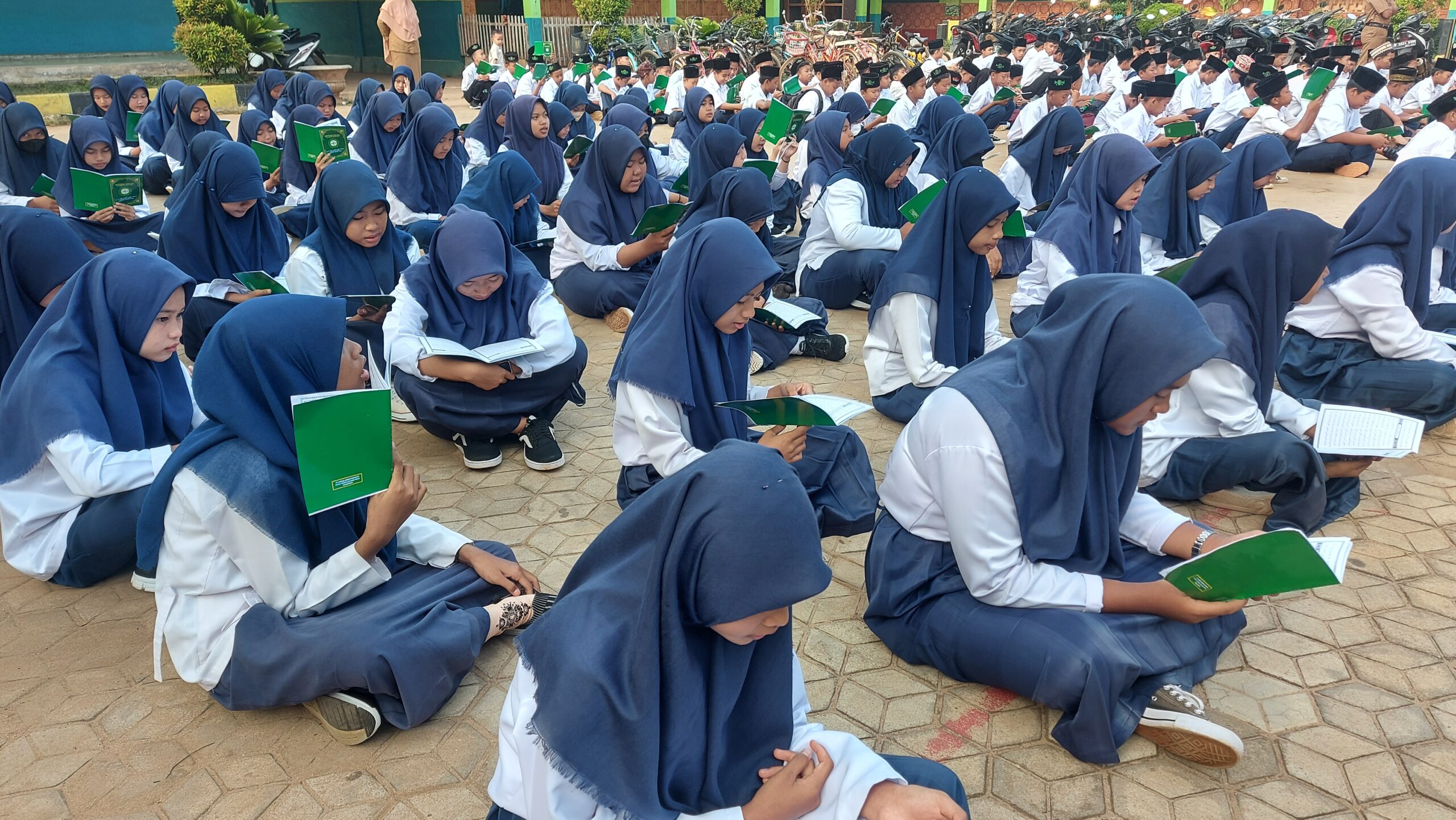 Kegiatan doa sebelum masuk kelas di MTs Ma'arif 2 Nurul Huda Adirejo