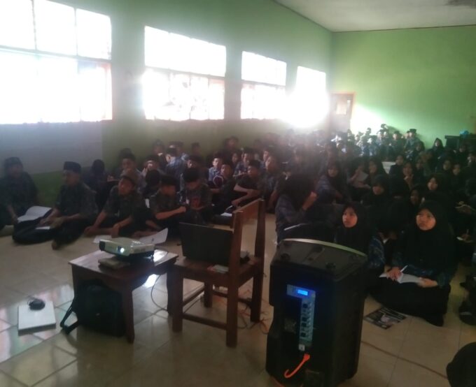 Mengingat Sejarah Kelam: MTs Ma'arif 2 Nurul Huda Adirejo Gelar Nobar Film G30S/PKI untuk Edukasi Generasi Muda