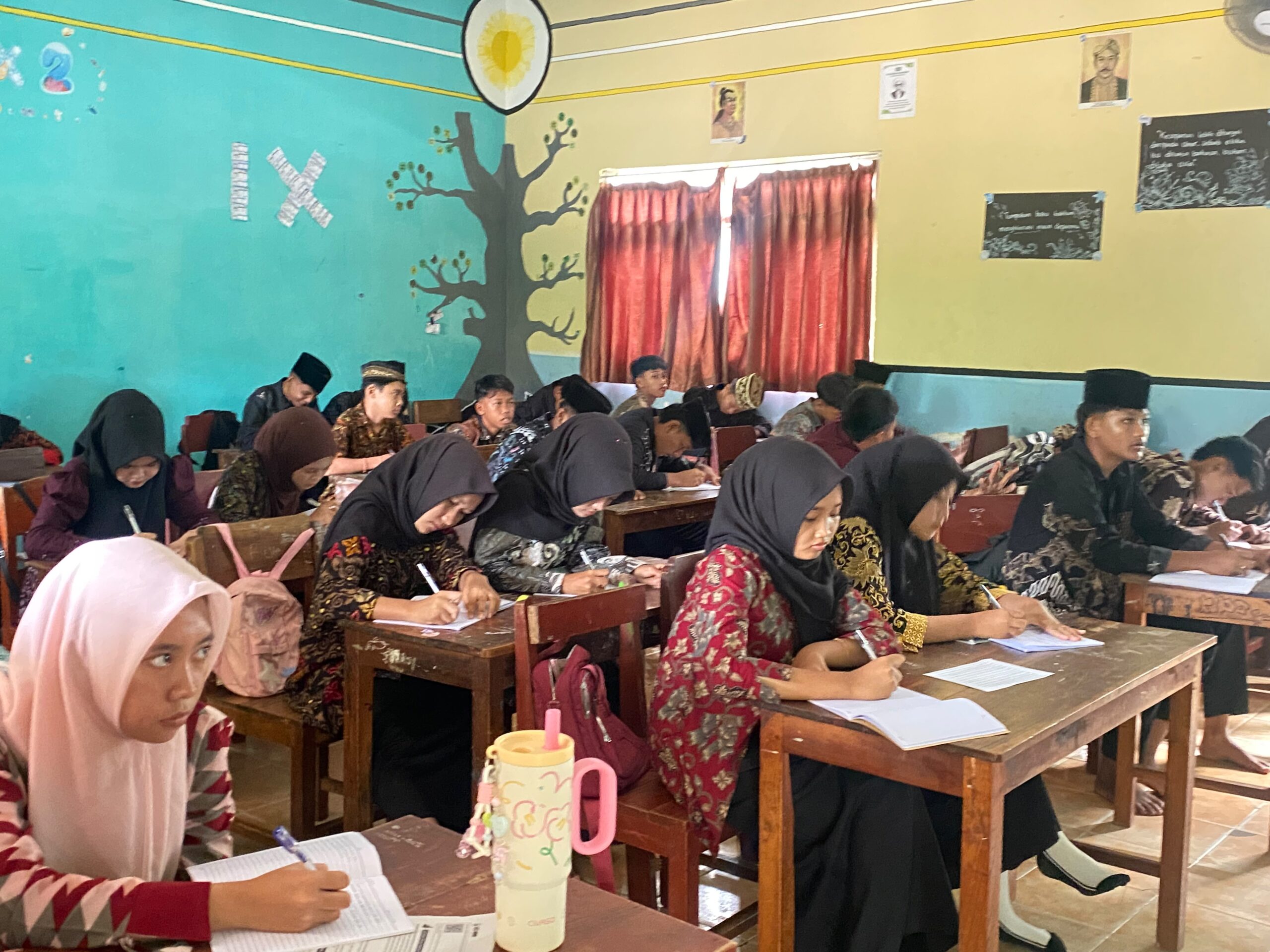 MTs Ma'arif 2 Nurul Huda Adirejo mengenakan pakaian batik saat Hari Batik Nasional