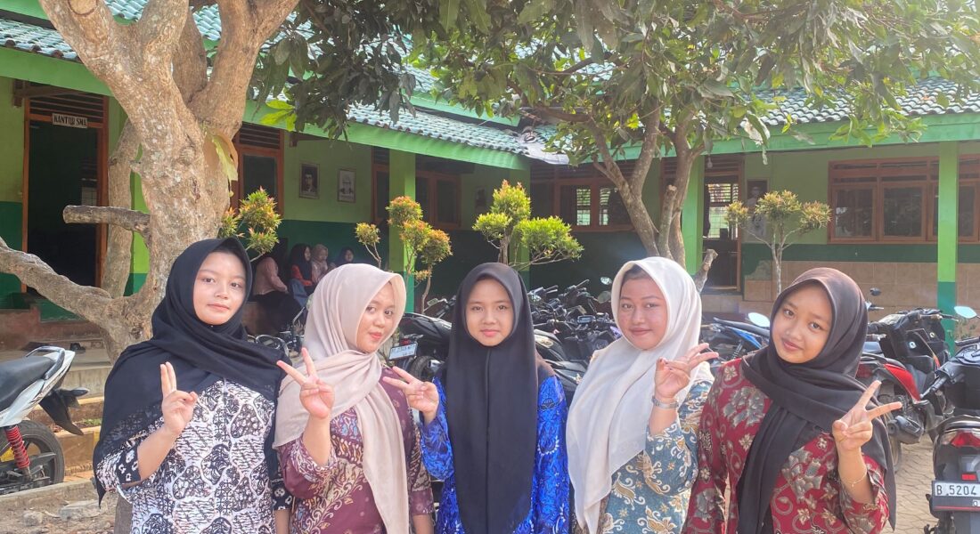 MTs Ma'arif 2 Nurul Huda Adirejo mengenakan pakaian batik saat Hari Batik Nasional