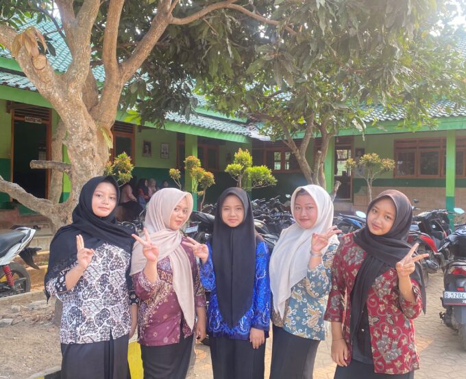 Merawat Warisan Budaya, Meneguhkan Karakter Bangsa: Selamat Hari Batik Nasional MTs Ma'arif 2 Nurul Huda Adirejo