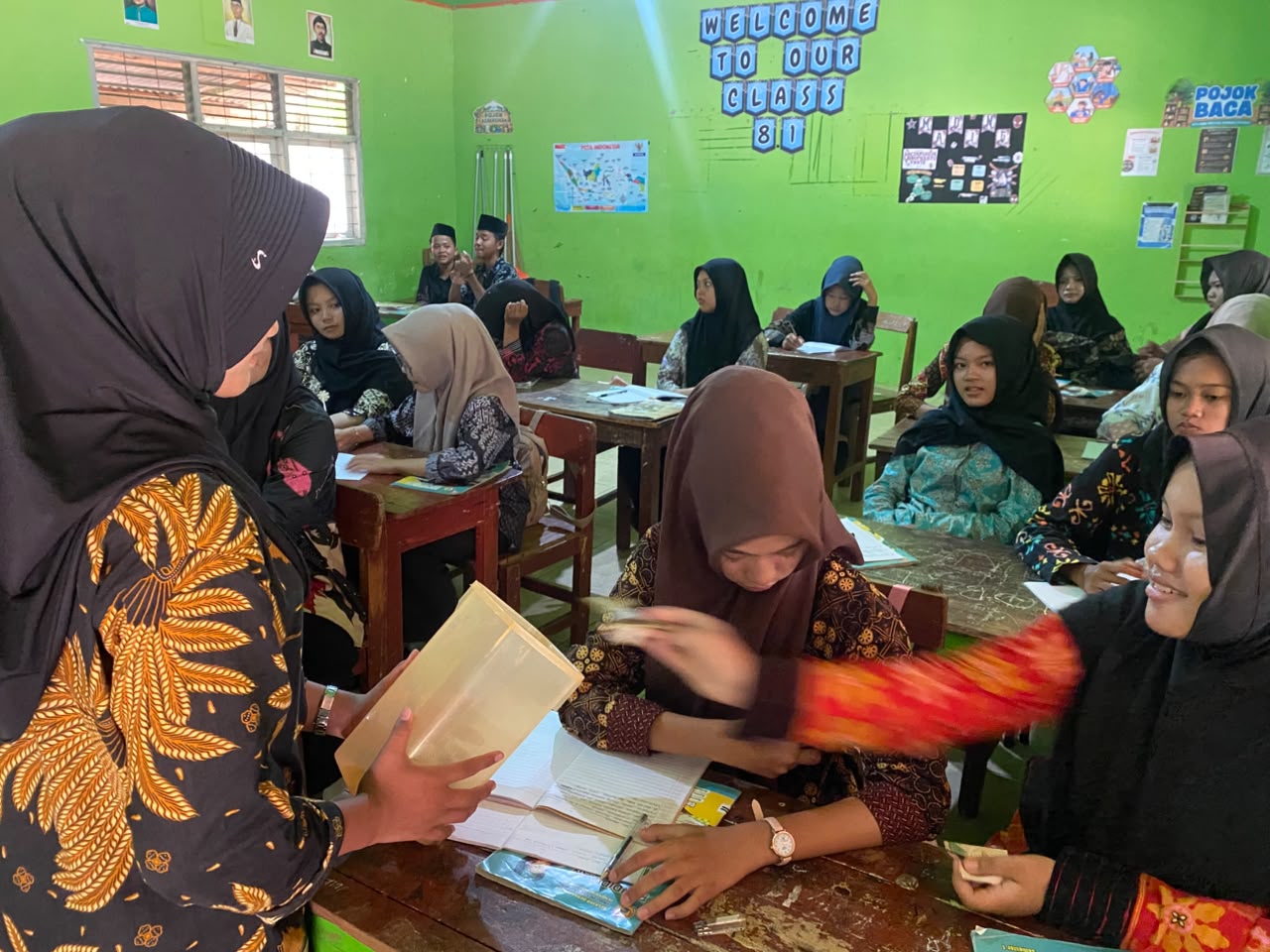 MTs Ma'arif 2 Nurul Huda Adirejo mengenakan pakaian batik saat Hari Batik Nasional