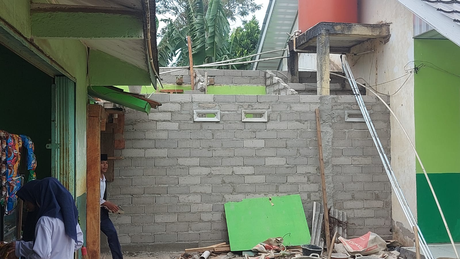 renovasi 4 toilet lama dan 5 toilet baru