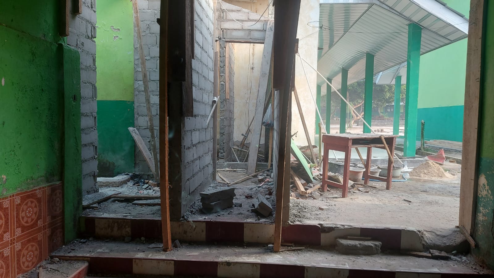 3 Pintu. 2 pintu menuju kamar mandi dan 1 pintu besar menuju halaman belakang MTs Ma'arif 2 Nurul Huda